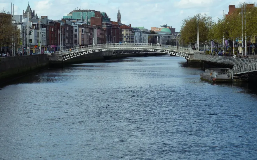 Liffey and Ha' Penny Bridge - panoramio